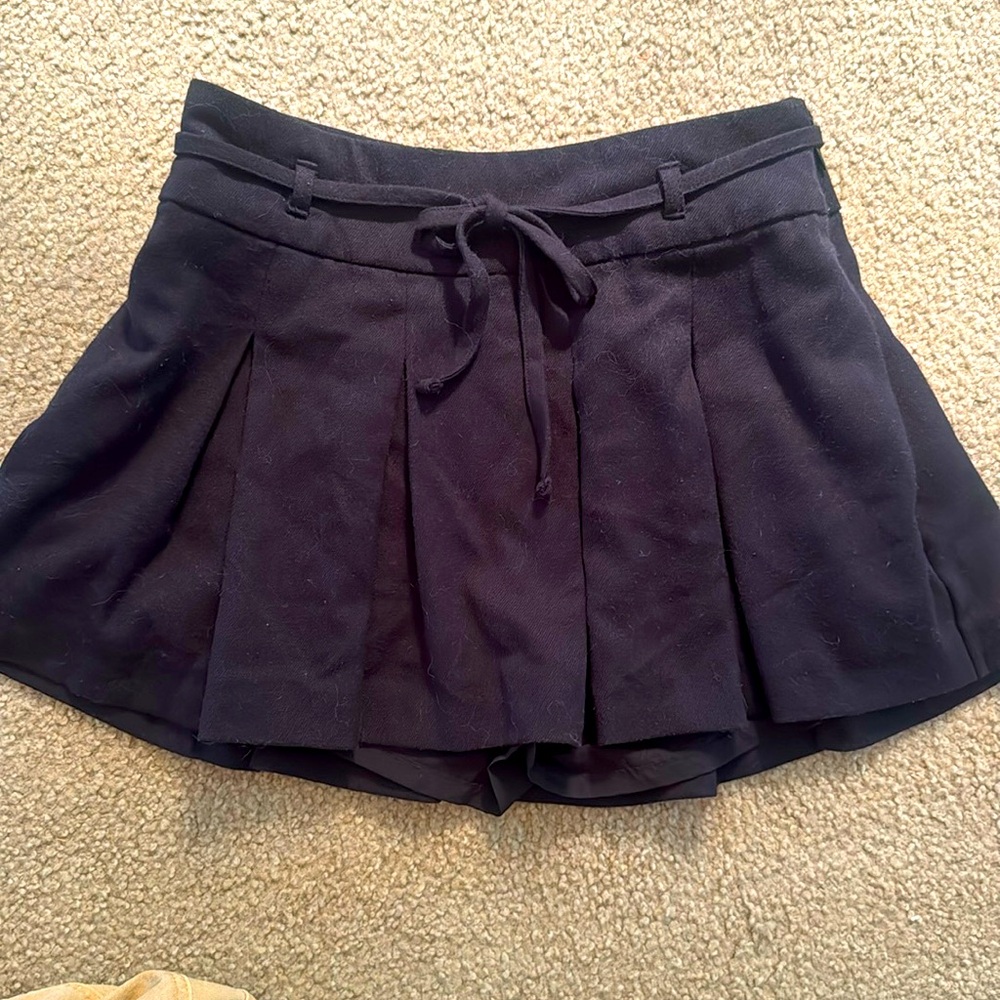 Extra small Hollister pleated belted skirt. Great condition. Black.